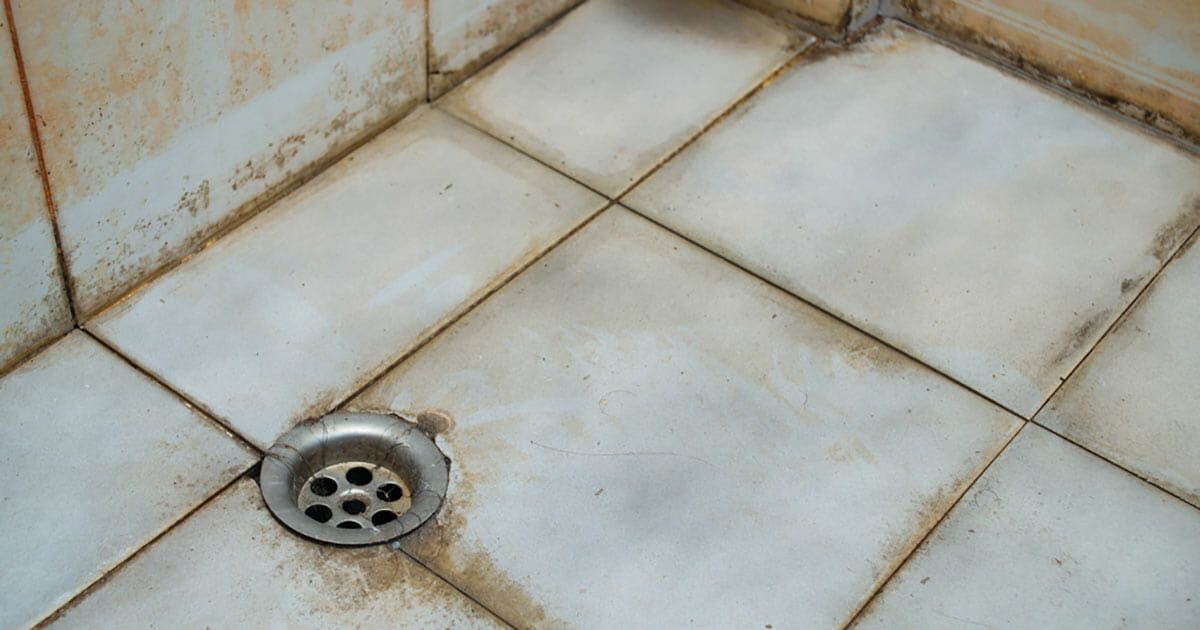 Eine einfache und effektive Methode, um hartnäckigen Schmutz in der Dusche zu entfernen
