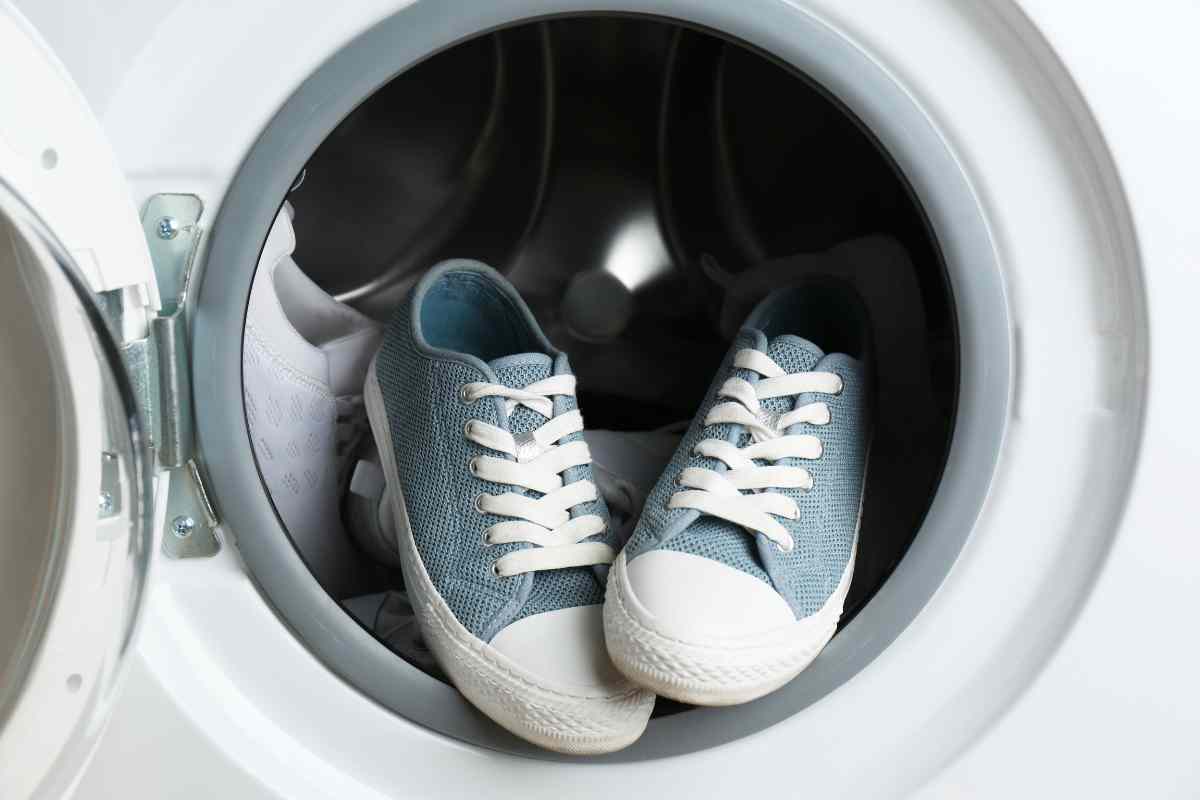 Werfen Sie Ihre Schuhe in die Waschmaschine und vergessen Sie mühsames Putzen. Aber denken Sie an eine Kleinigkeit.