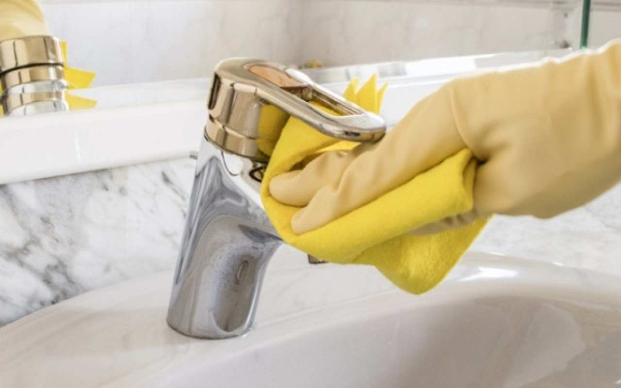 Weder Bleichmittel noch Essig: Der einfachste Trick von Experten, um Wasserhähne sofort von Kalkablagerungen zu befreien