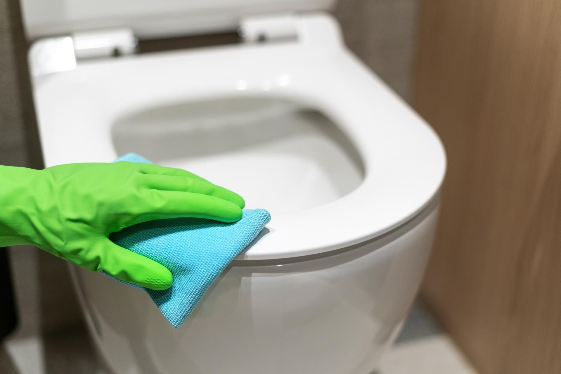 Auf Wiedersehen, gelbe Flecken: Wie man den Toilettendeckel mit zwei Hausmitteln aufhellt