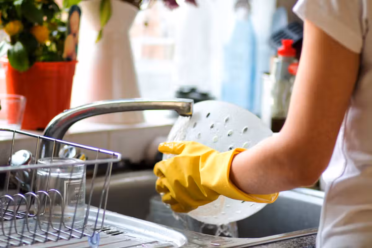 Ein Trick, mit dem Sie beim Geschirrspülen Wasser sparen können: sowohl beim Spülen von Hand als auch in der Spülmaschine