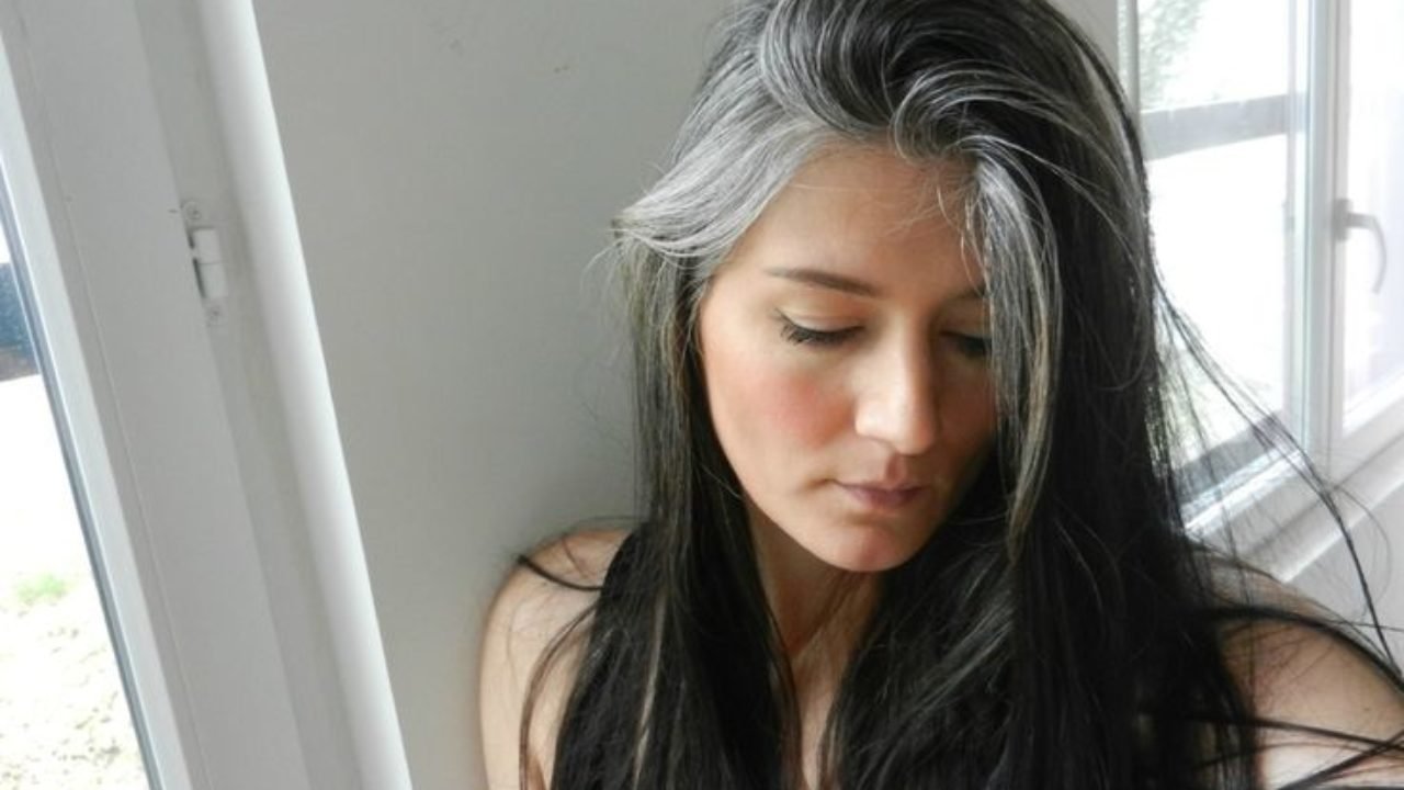 Warum sollte man Natriumbikarbonat und Rosmarin auf graues Haar auftragen und wie macht man das richtig?