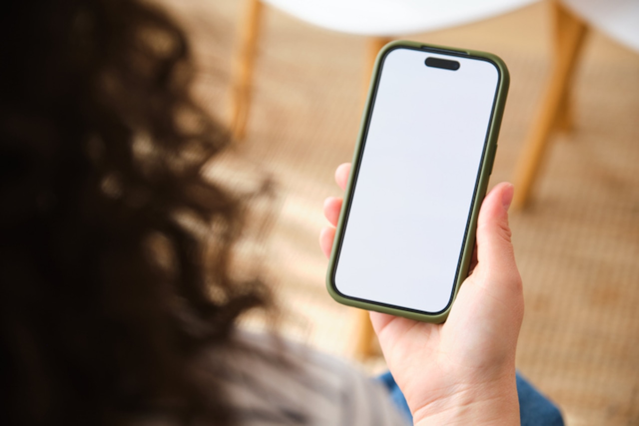 Weder Seife noch Glasreiniger: Ein einfacher Trick, um Kratzer von Ihrem Mobiltelefon zu entfernen und es wie neu aussehen zu lassen