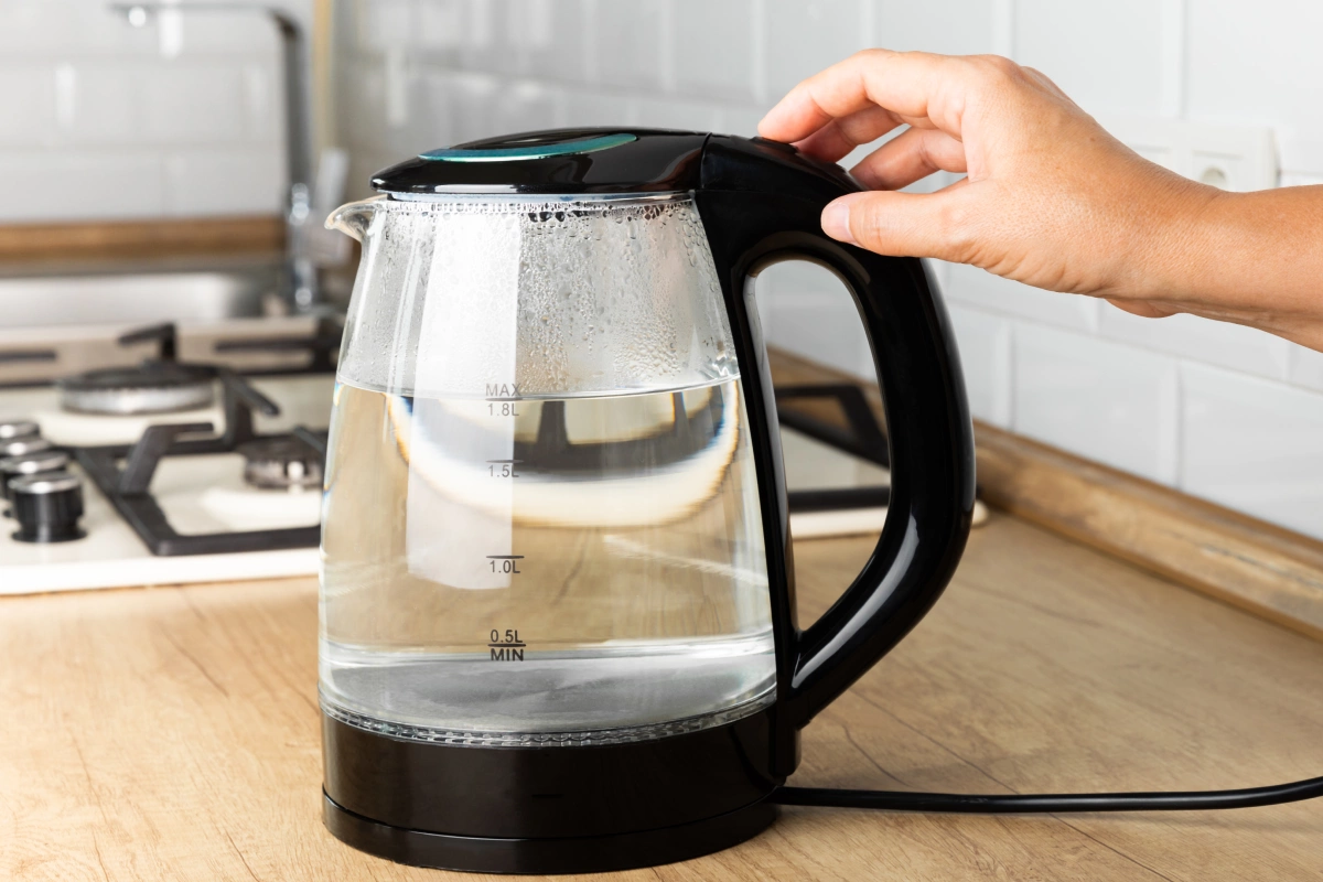 Fügen Sie 2 Esslöffel weißes Pulver hinzu, gießen Sie Wasser hinzu und bringen Sie es zum Kochen. Der Wasserkocher wie neu – ein Trick zum Entfernen von Kalkablagerungen