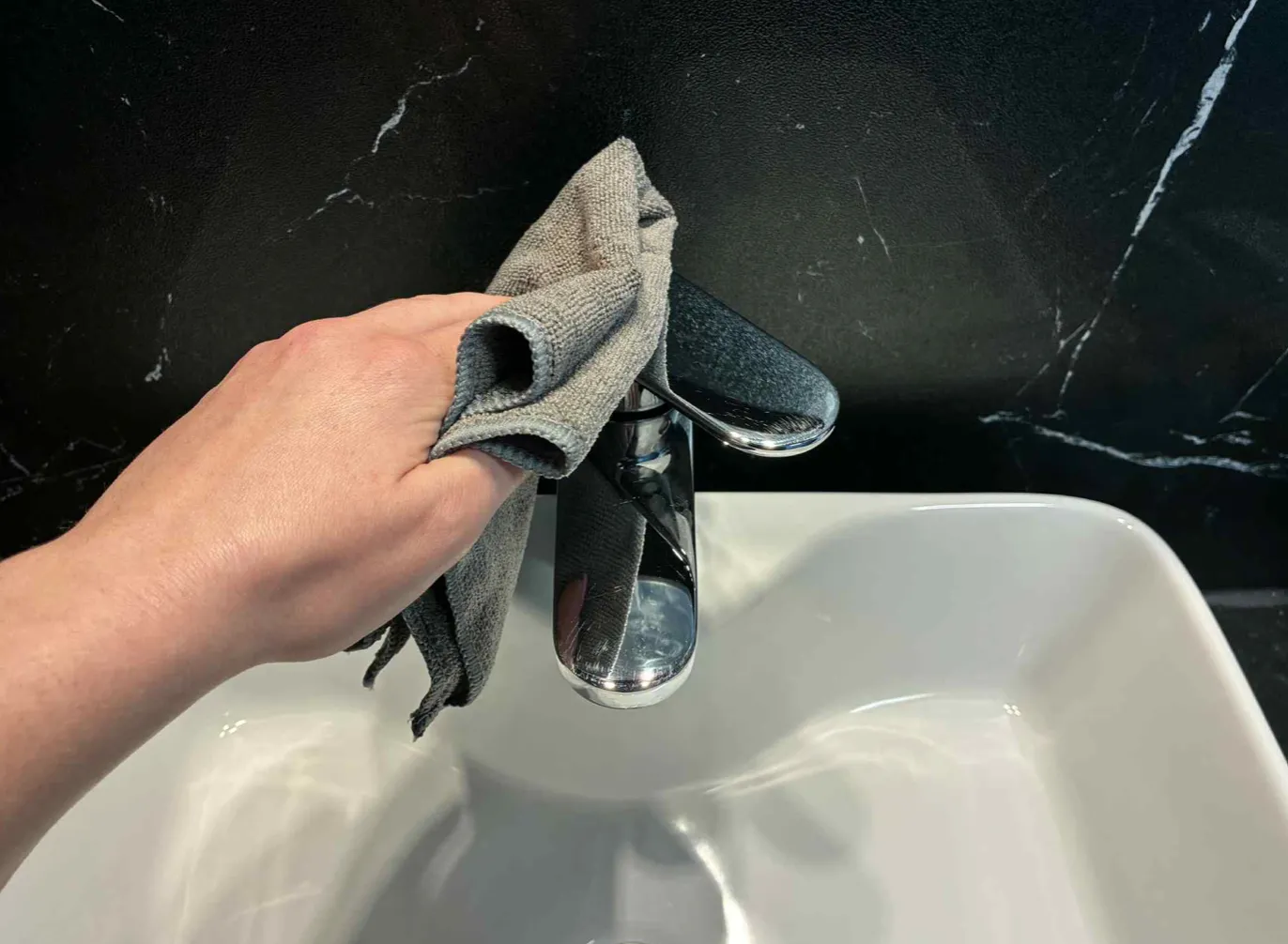 Ich reibe es in den Wasserhahn ein. Er glänzt wie ein Spiegel, und alle denken, er sei neu.