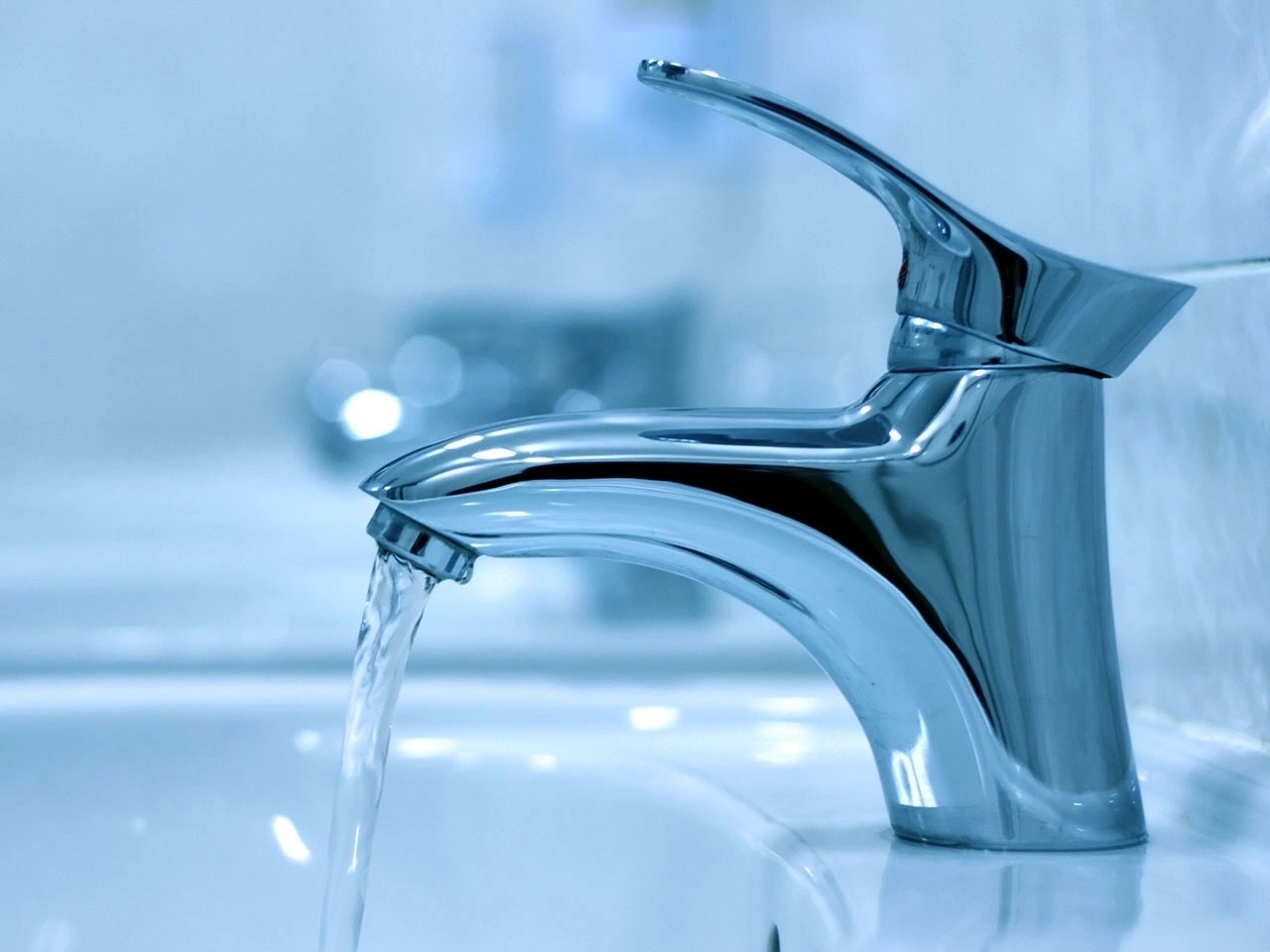 Weder Bleichmittel noch Essig: Der einfachste Trick von Experten, um Wasserhähne sofort von Kalkablagerungen zu befreien