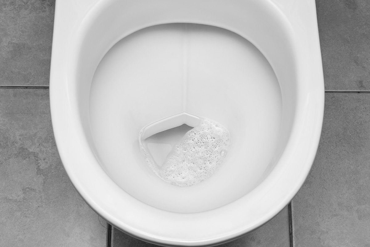Wie kann man Kalkablagerungen am Toilettenboden in nur 4 Minuten entfernen? Entdecken Sie diese revolutionäre Methode, die ohne Essig und Bleichmittel auskommt und kontroverse Meinungen hervorruft.