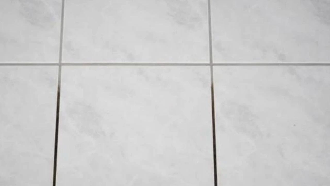 Diese Mischung zum Selbermachen repariert schwarze Fugen in wenigen Minuten: Probieren Sie sie aus, bevor Sie alles neu machen.