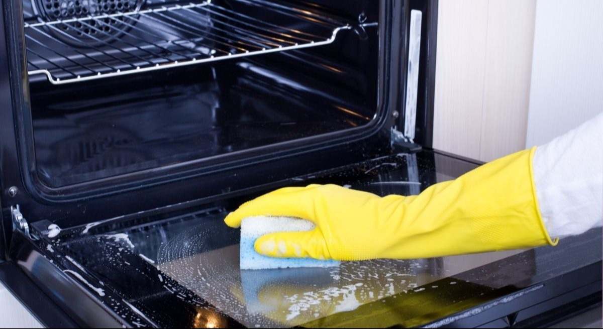 Ein einfacher Trick, um den Backofen zu reinigen und ihn wie neu aussehen zu lassen
