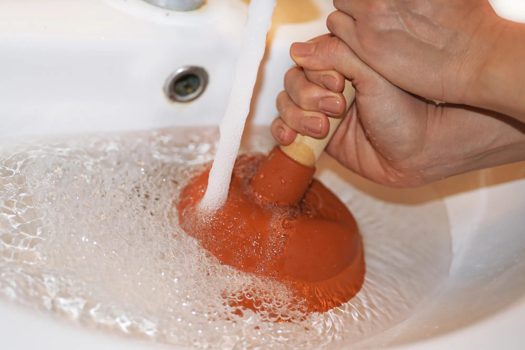 Haushaltstipp: Wie man ein Waschbecken ohne Chemikalien reinigt