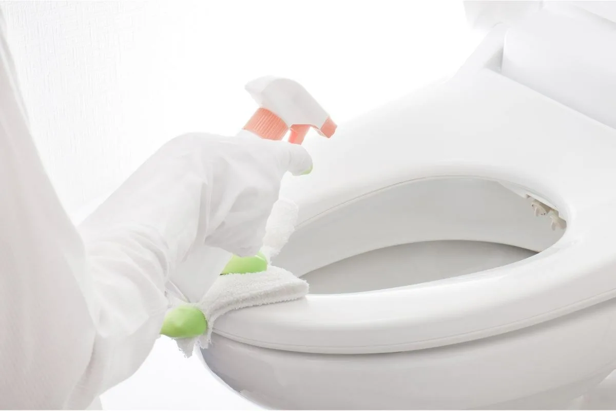 Eine clevere Methode für effektive Reinigung: Warum Sie nachts Spülmittel im Badezimmer verwenden sollten