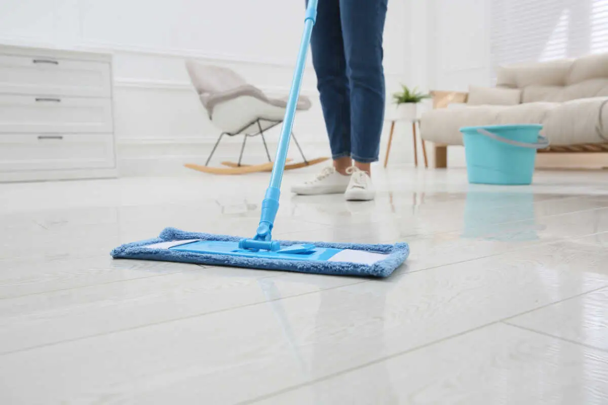 Ohne Bleichmittel und Ammoniak: Dies ist die effektivste Mischung zur Desinfektion von Böden in einem Arbeitsgang.