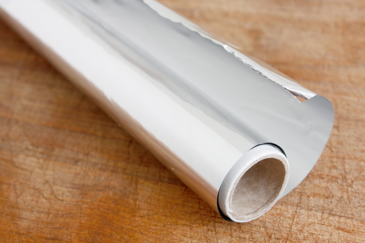 Ein Trick mit Aluminiumfolie zum einfachen und effektiven Entfernen von Rost von Stahl