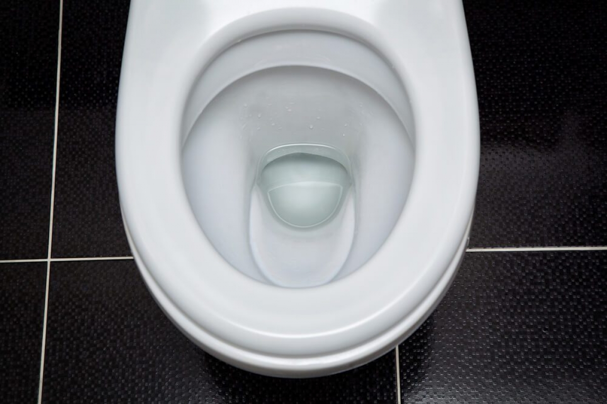 Wie kann man Kalkablagerungen am Toilettenboden in nur 4 Minuten entfernen? Entdecken Sie diese revolutionäre Methode, die ohne Essig und Bleichmittel auskommt und kontroverse Meinungen hervorruft.