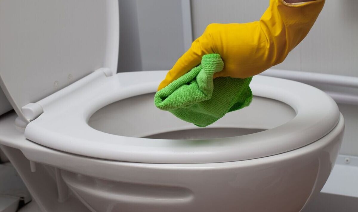 Auf Wiedersehen, gelbe Flecken: Wie man den Toilettendeckel mit zwei Hausmitteln aufhellt