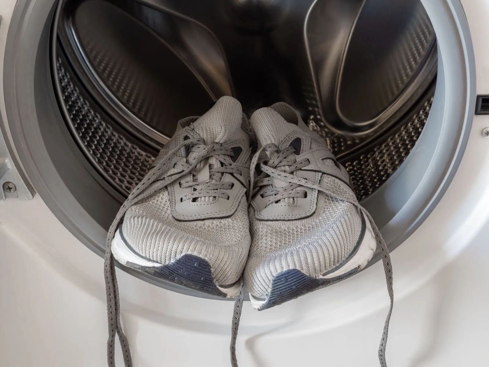 Werfen Sie Ihre Schuhe in die Waschmaschine und vergessen Sie mühsames Putzen. Aber denken Sie an eine Kleinigkeit.